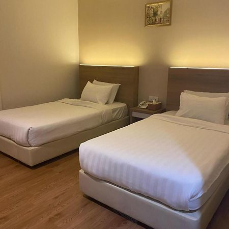 Lovina Inn - Nagoya Batam Buitenkant foto