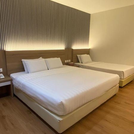 Lovina Inn - Nagoya Batam Buitenkant foto