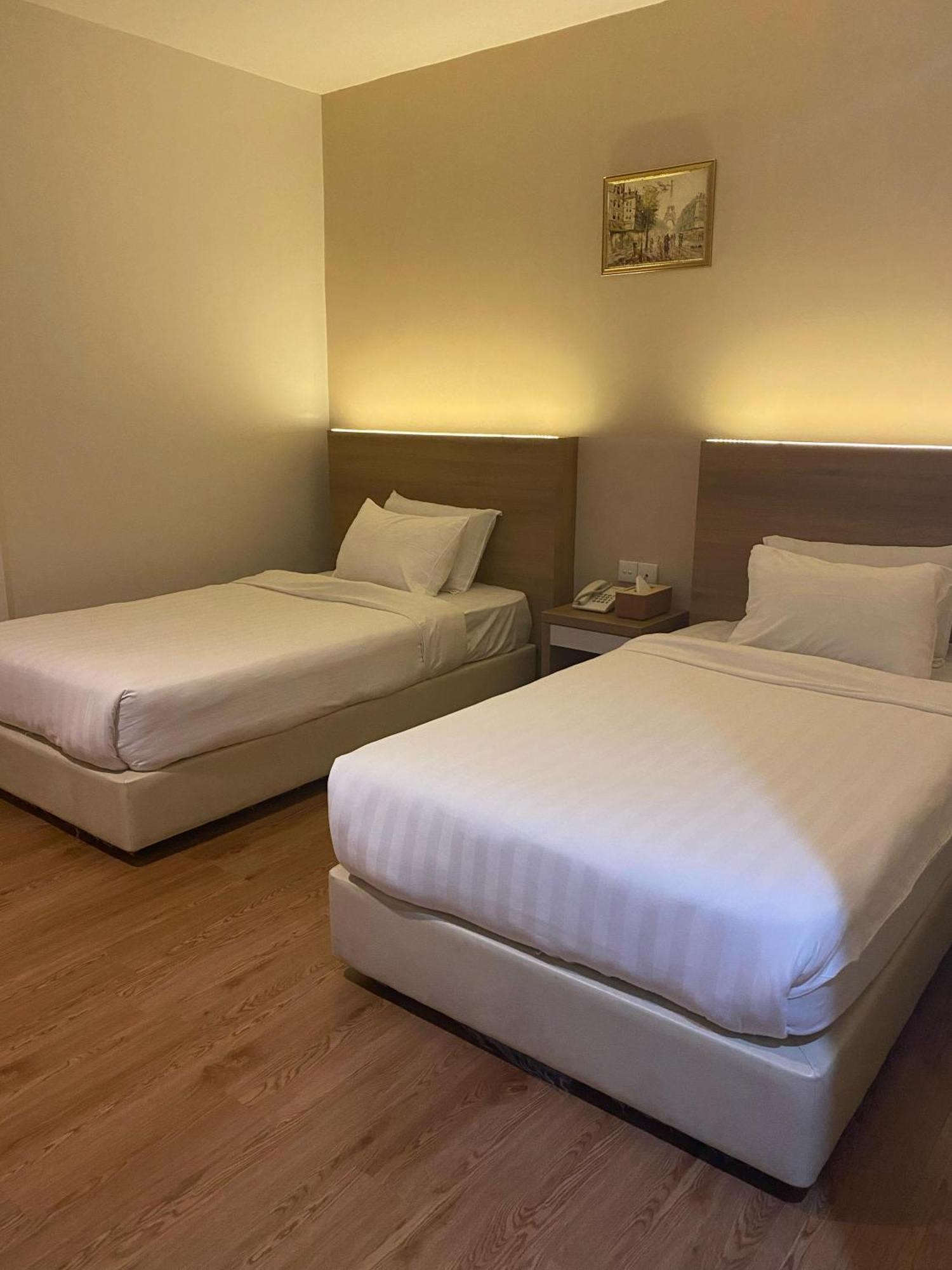 Lovina Inn - Nagoya Batam Buitenkant foto