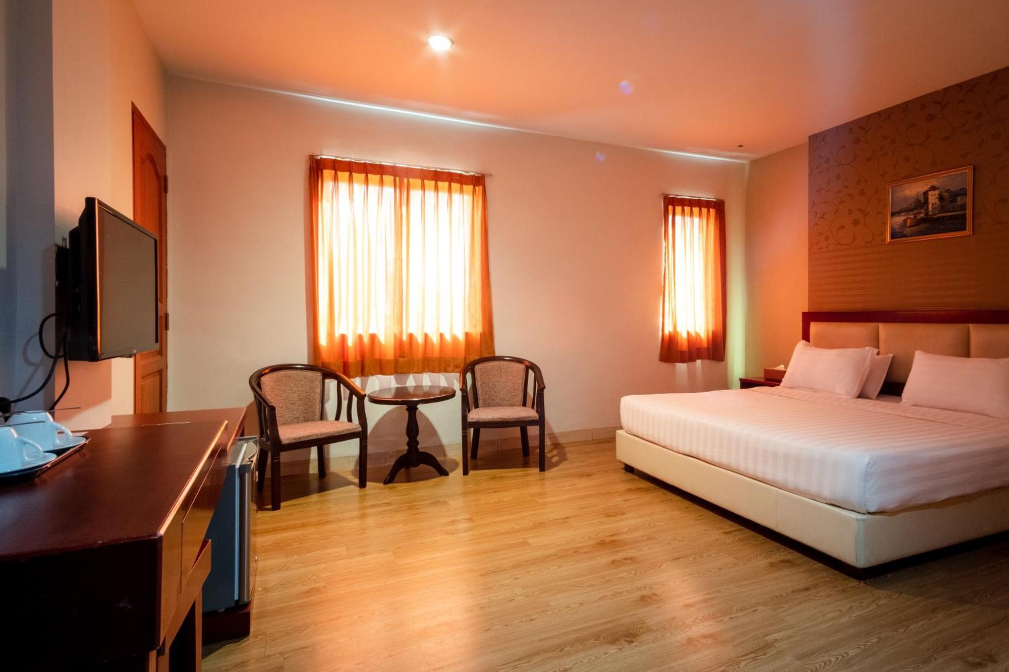 Lovina Inn - Nagoya Batam Buitenkant foto