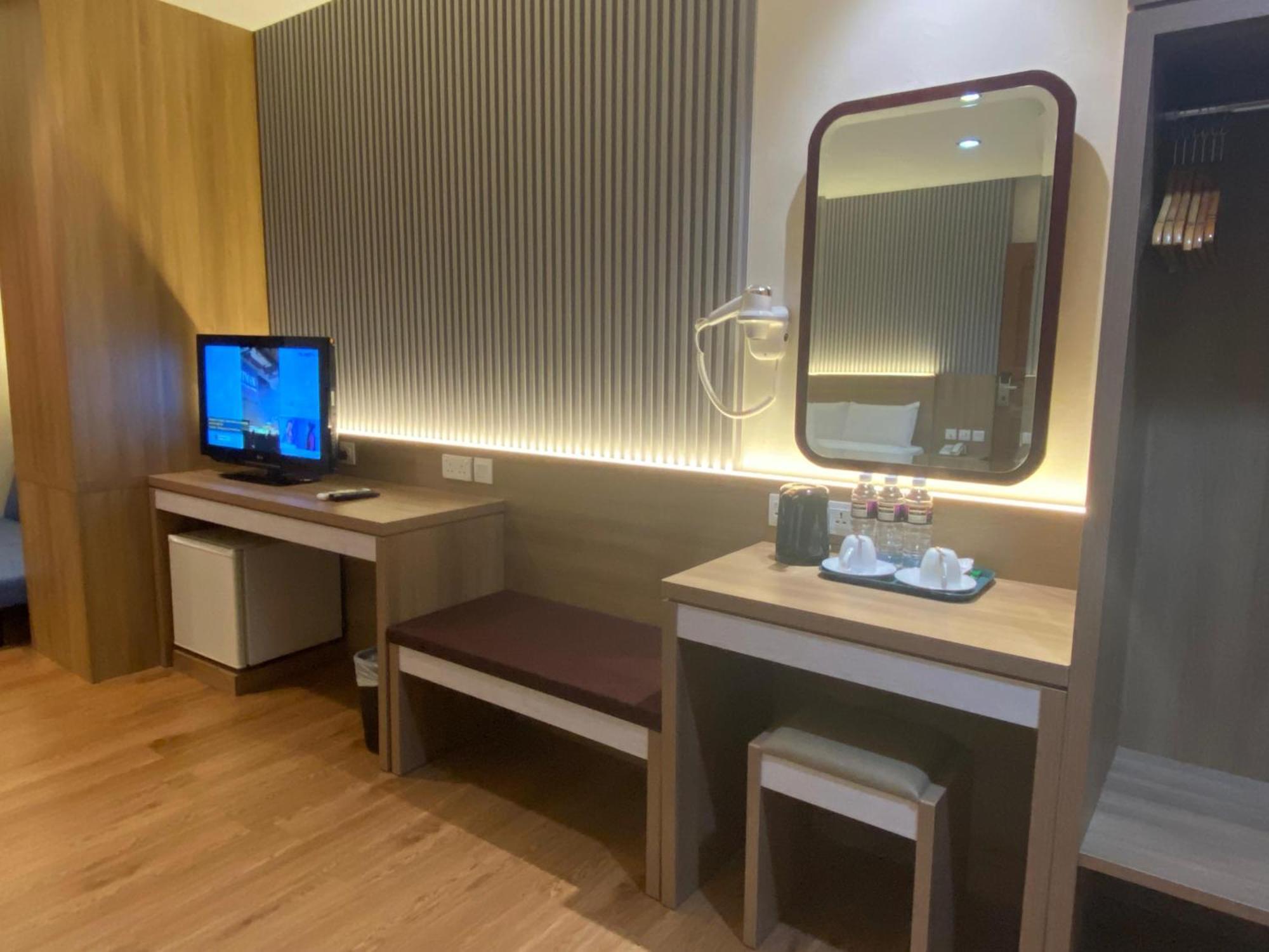 Lovina Inn - Nagoya Batam Buitenkant foto