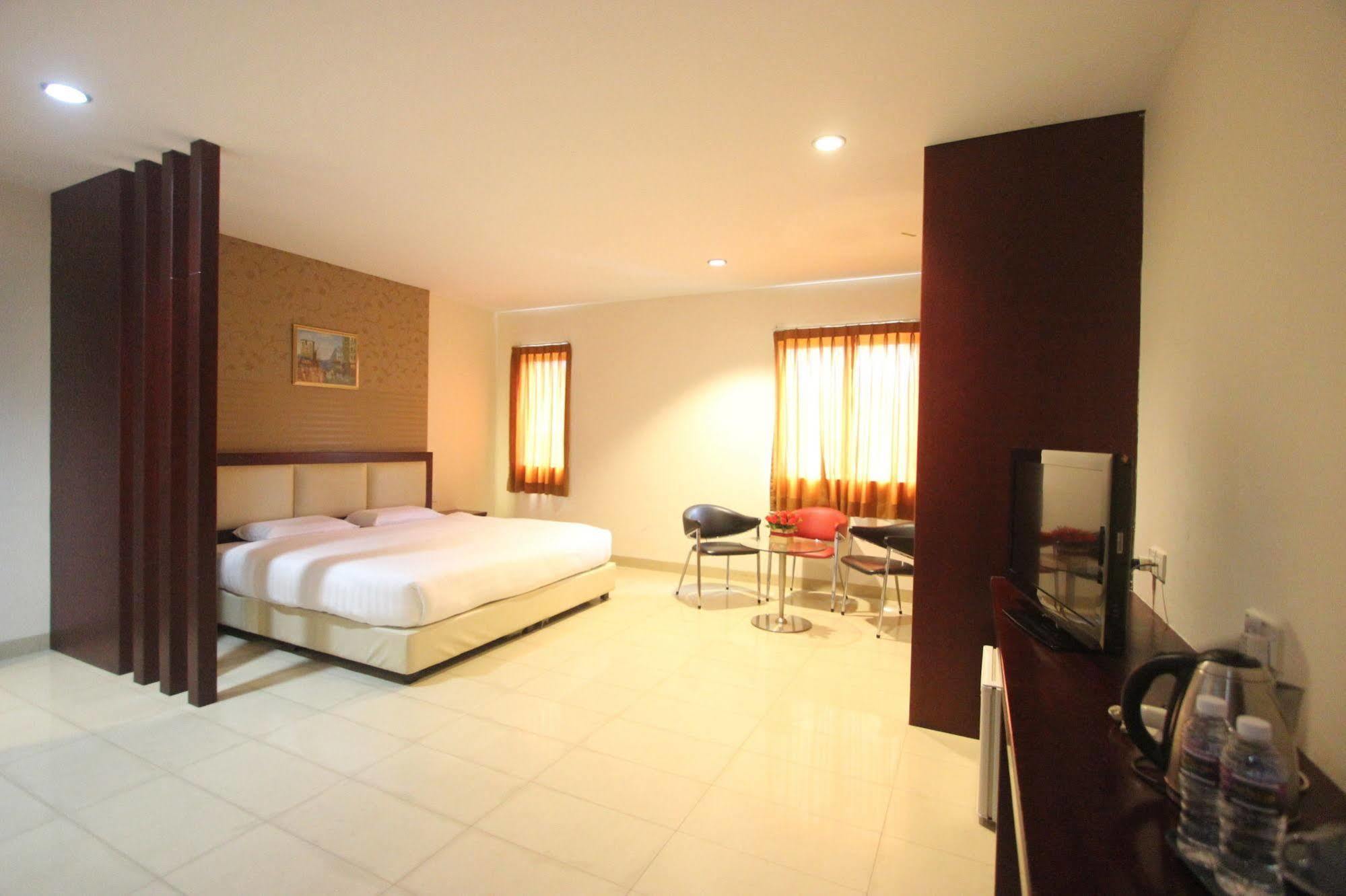Lovina Inn - Nagoya Batam Buitenkant foto
