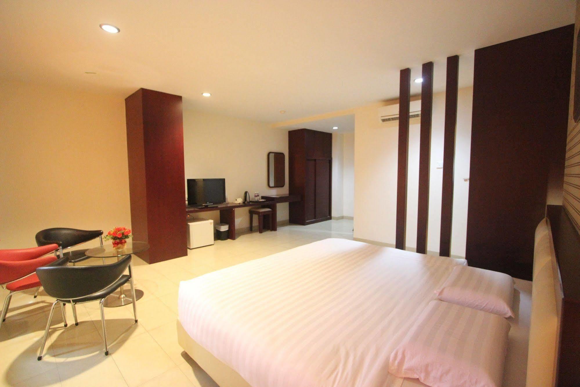 Lovina Inn - Nagoya Batam Buitenkant foto
