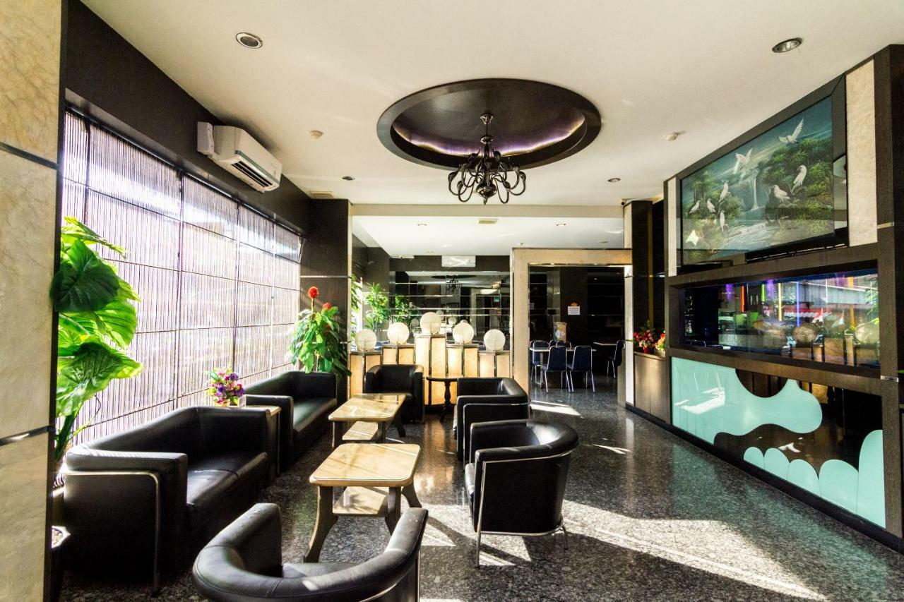 Lovina Inn - Nagoya Batam Buitenkant foto